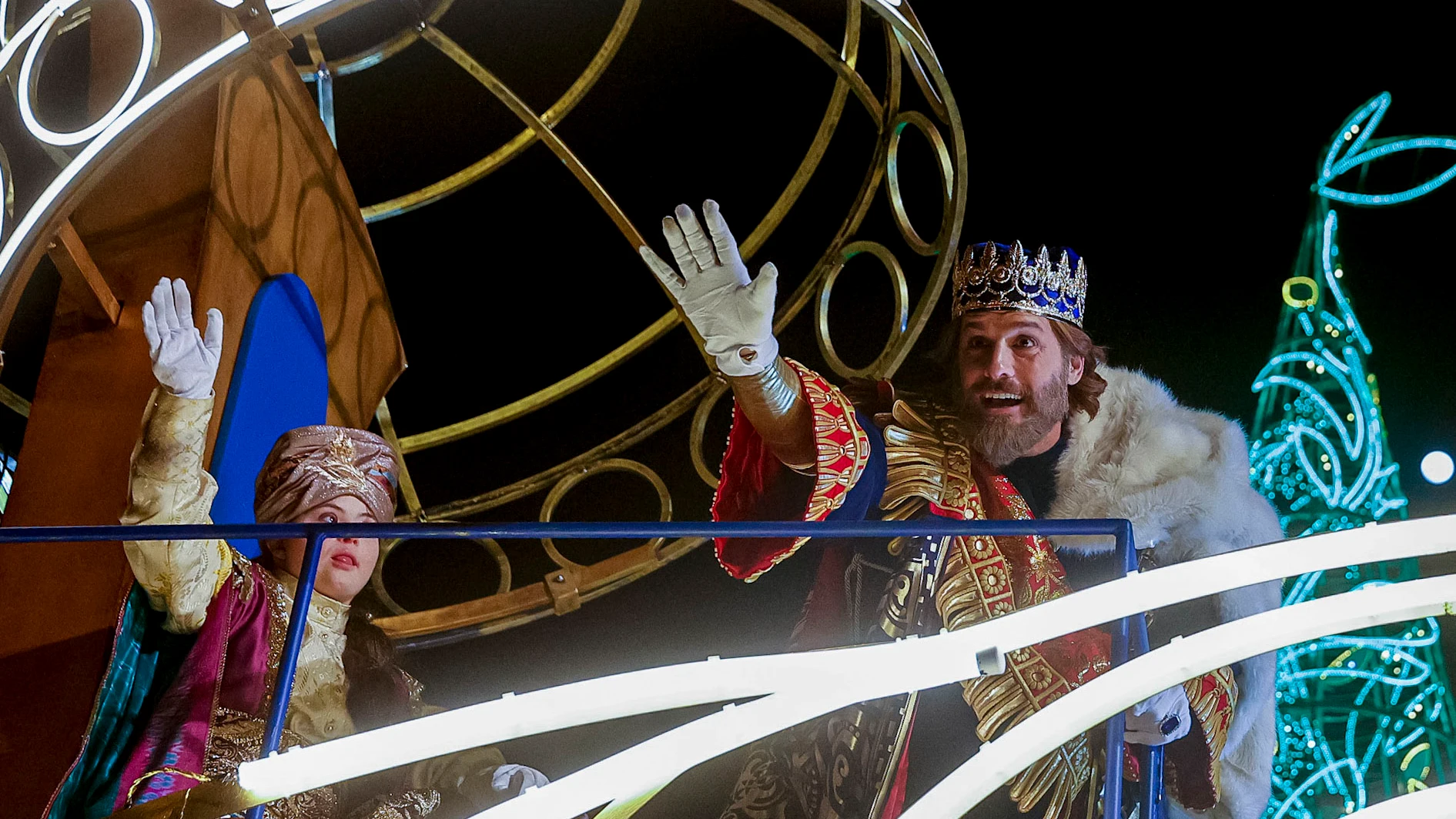 El rey Gaspar saluda desde la cabalgata de los Reyes Magos de Madrid