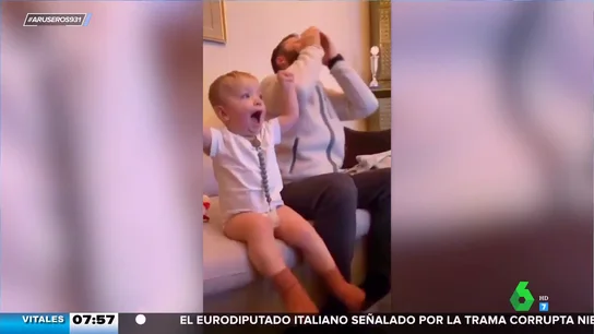 La adorable reacción de este bebé que ve el fútbol con su padre y no sabe con qué equipo va La adorable reacción de este bebé que ve el fútbol con su padre y no sabe con qué equipo va