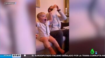 La adorable reacción de este bebé que ve el fútbol con su padre y no sabe con qué equipo va