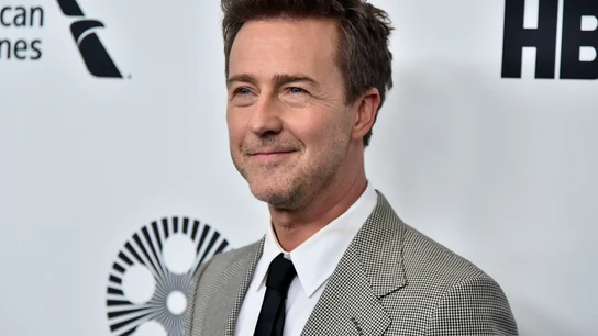 Edward Norton descubre que es familia de Pocahontas: la nativa americana es su duodécima bisabuela Edward Norton descubre que es familia de Pocahontas: la nativa americana es su duodécima bisabuela
