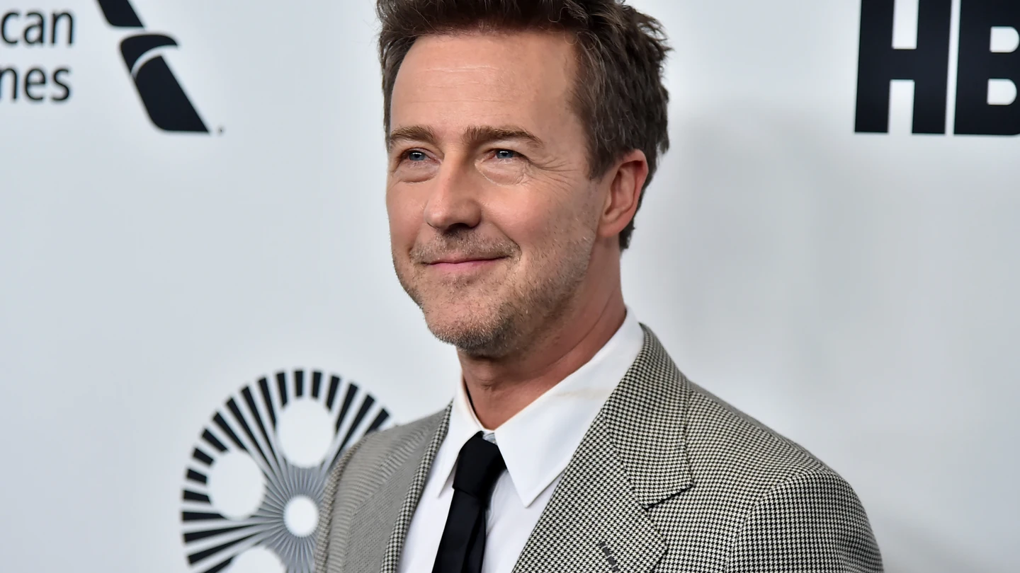 Edward Norton descubre que es familia de Pocahontas: la nativa americana es su duodécima bisabuela Edward Norton descubre que es familia de Pocahontas: la nativa americana es su duodécima bisabuela