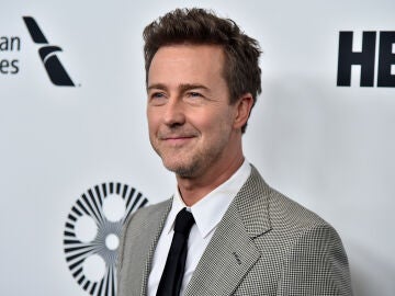 Edward Norton discovers that he is related to Pocahontas: the Native American is his twelfth great-grandmother