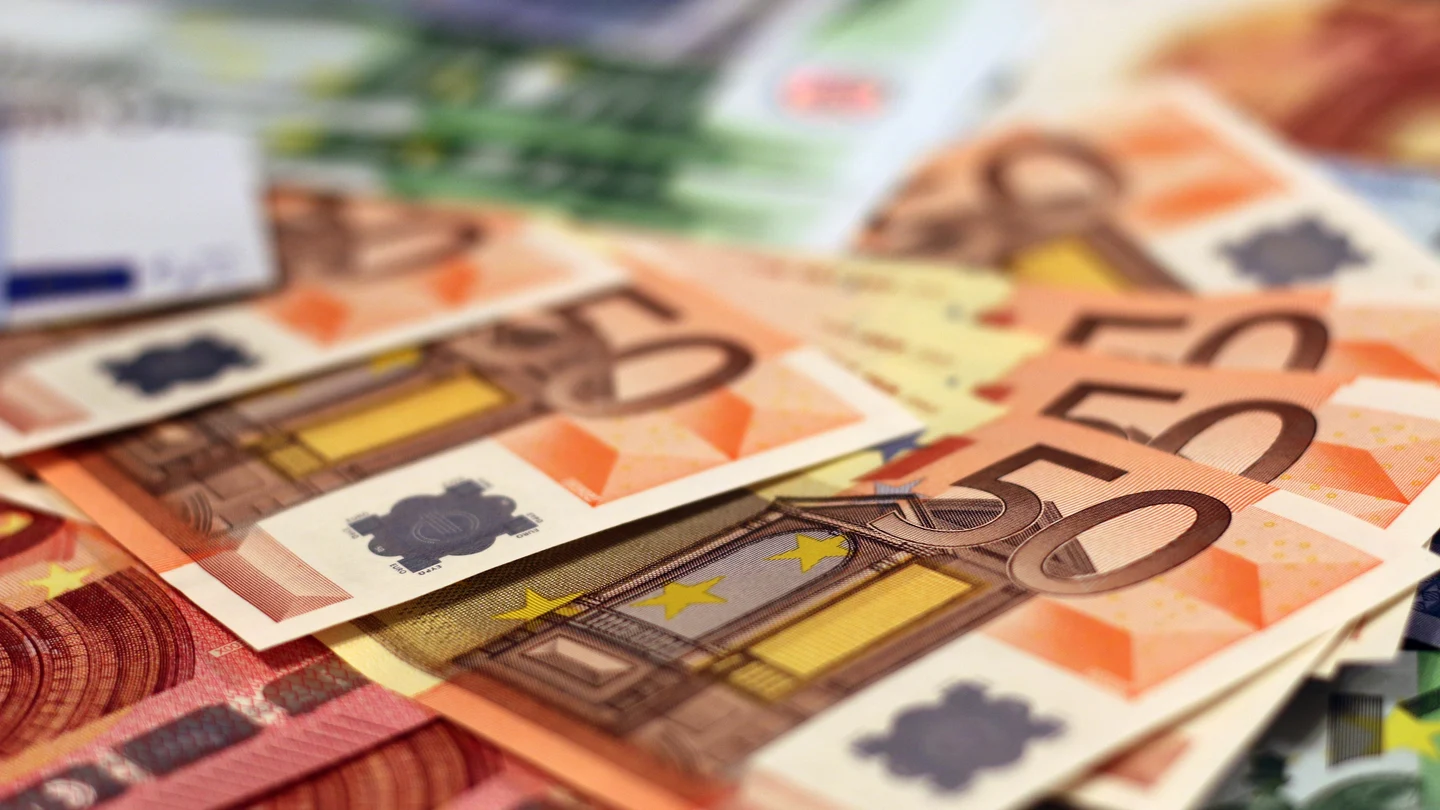 Billetes de euro La pensión máxima en 2023: requisitos para cobrar más de 3.000 euros al mes