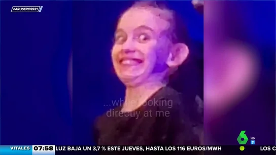Su madre le pide que sonría más sobre el escenario... y esta es la reacción de la niña Su madre le pide que sonría más sobre el escenario... y esta es la reacción de la niña