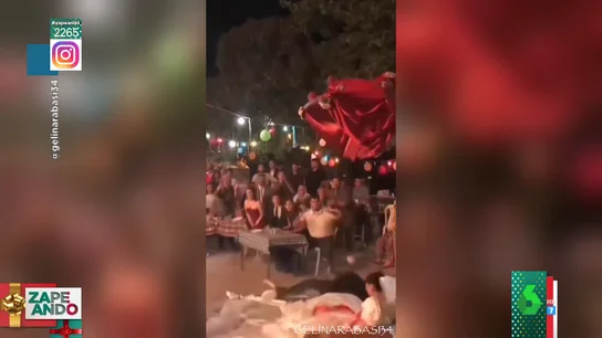 Trágico final en una boda: la excavadora en la que estaban subidos los novios cae al suelo Trágico final en una boda: la excavadora en la que estaban subidos los novios cae al suelo