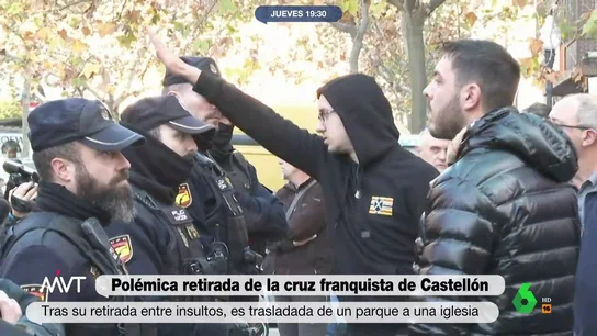 Retiran la cruz franquista de Castellón entre gritos de miembros de ultraderecha Retiran la cruz franquista de Castellón entre gritos de miembros de ultraderecha