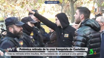Retiran la cruz franquista de Castellón entre gritos de miembros de ultraderecha