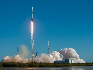 Lanzamiento del cohete Falcon 9 de Space X desde Cabo Cañaveral Lanzamiento del cohete Falcon 9 de Space X desde Cabo Cañaveral