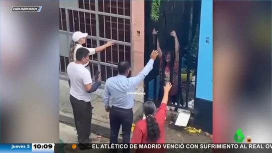 Un grupo de vecinos realiza un exorcismo a una mujer que "está poseída por el demonio" Un grupo de vecinos realiza un exorcismo a una mujer que "está poseída por el demonio"