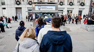 Colas para comprar Lotería del Niño en enero de 2023 en Madrid