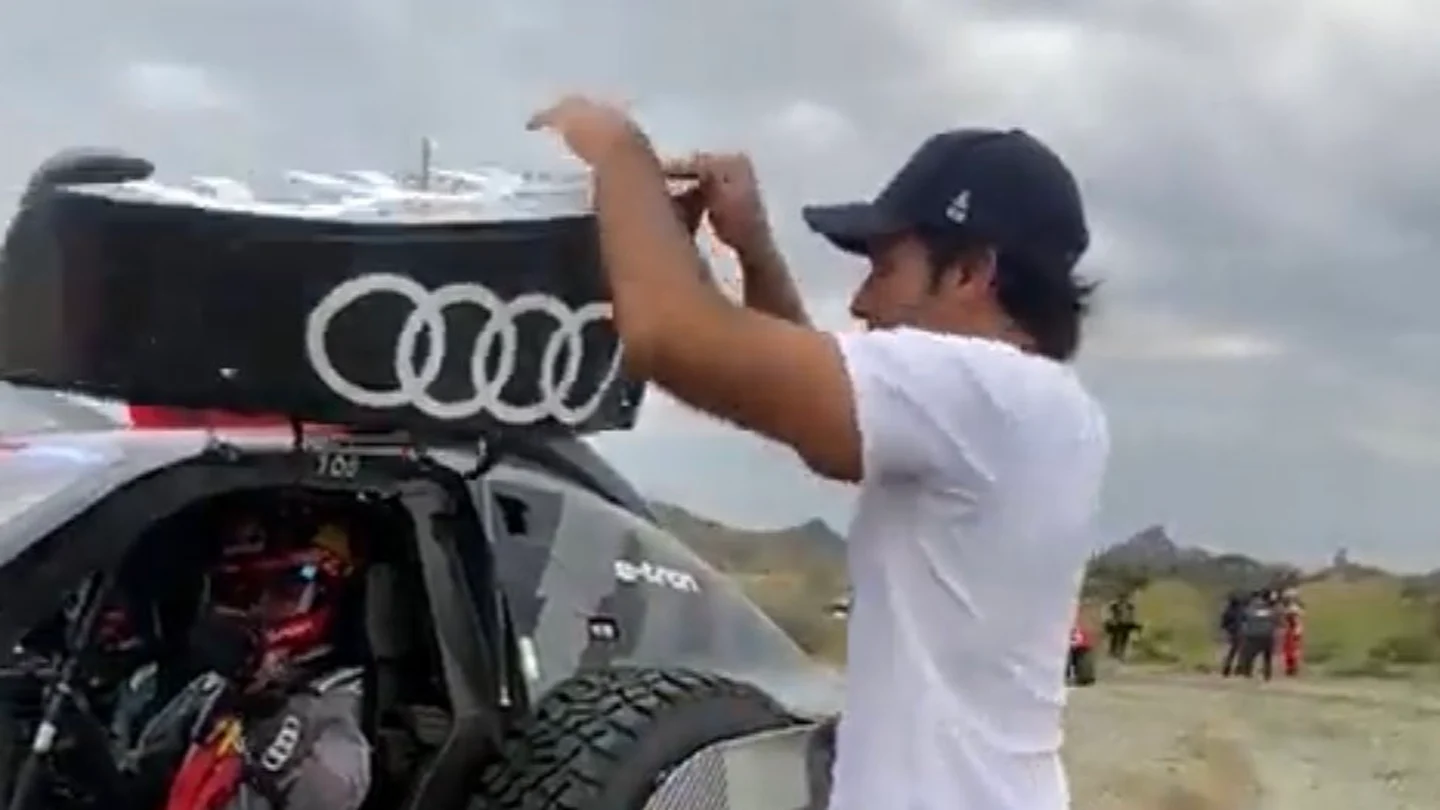 Carlos Sainz Jr., investigado por ayudar a su padre en plena etapa del Dakar Carlos Sainz Jr., investigado por ayudar a su padre en plena etapa del Dakar