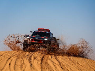 Carlos Sainz también se queda fuera del Rally Dakar 2023