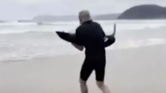 Heorico: un surfista rescata a un tiburón en la orilla y lo devuelve al mar Heorico: un surfista rescata a un tiburón en la orilla y lo devuelve al mar