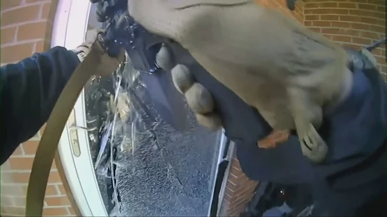 El momento en el que la Policía de EEUU abate a tiros a un hombre tras secuestrar a su esposa y su hija El momento en el que la Policía de EEUU abate a tiros a un hombre tras secuestrar a su esposa y su hija