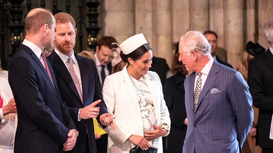 Meghan, duquesa de Sussex, habla con el príncipe Carlos en el servicio del día de la Commonwealth de la Abadía de Westminster el 11 de marzo de 2019 en Londres, Inglaterra. Meghan, duquesa de Sussex, habla con el príncipe Carlos en el servicio del día de la Commonwealth de la Abadía de Westminster el 11 de marzo de 2019 en Londres, Inglaterra.