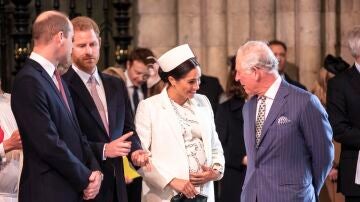Meghan, duquesa de Sussex, habla con el príncipe Carlos en el servicio del día de la Commonwealth de la Abadía de Westminster el 11 de marzo de 2019 en Londres, Inglaterra.