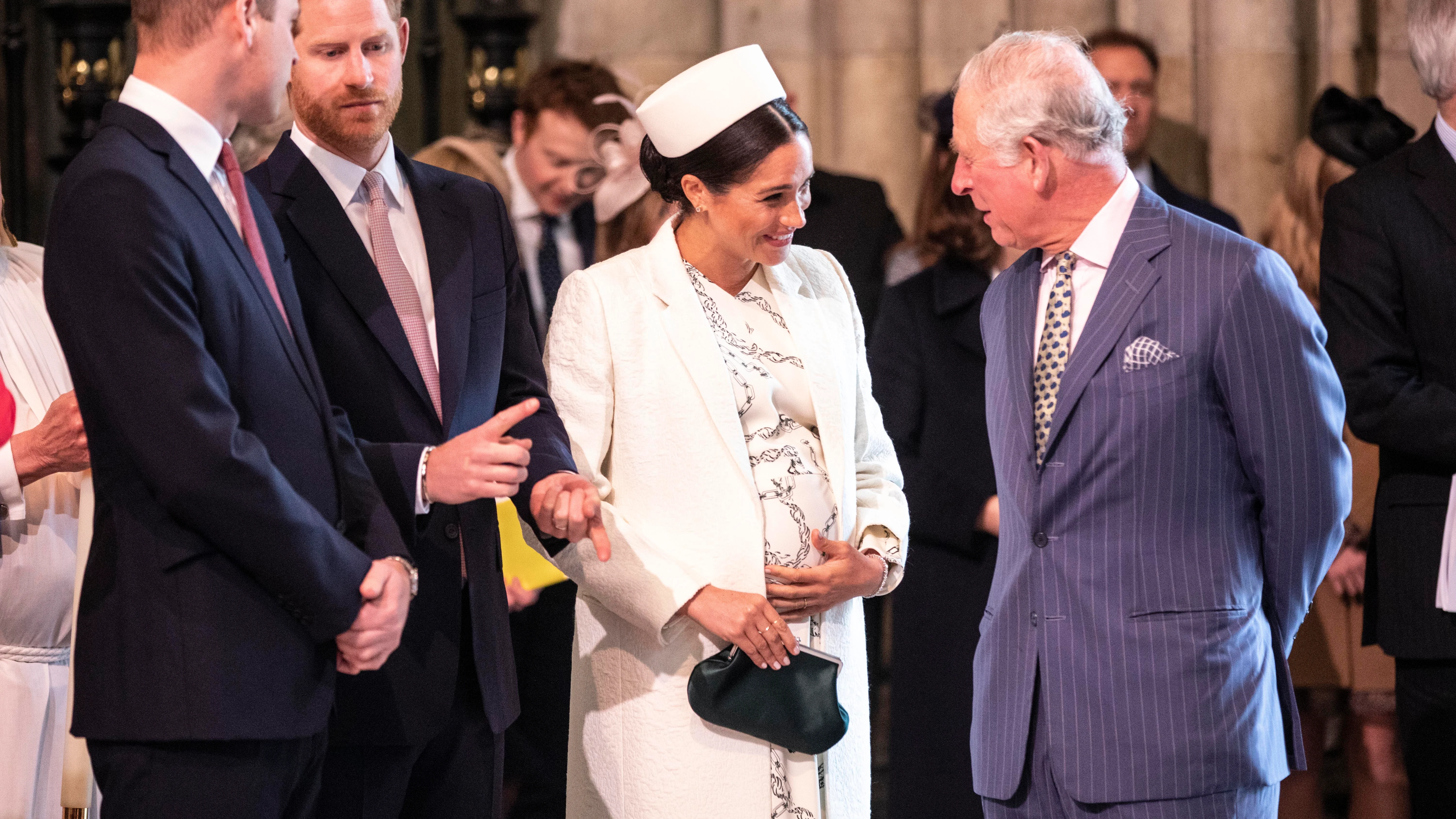 Meghan, duquesa de Sussex, habla con el príncipe Carlos en el servicio del día de la Commonwealth de la Abadía de Westminster el 11 de marzo de 2019 en Londres, Inglaterra.