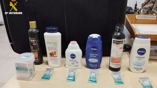 Dos detenidas en aeropuerto de Granada por transportar 4,5 kilos de cocaína diluida en botes de cosmética Dos detenidas en aeropuerto de Granada por transportar 4,5 kilos de cocaína diluida en botes de cosmética