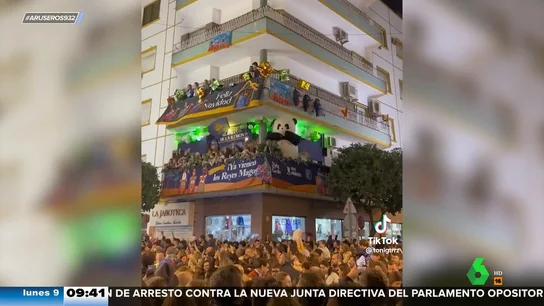 Este es el espectador de la cabalgata de Reyes de Sevilla que más disfrutó: el oso panda bailarín Este es el espectador de la cabalgata de Reyes de Sevilla que más disfrutó: el oso panda bailarín