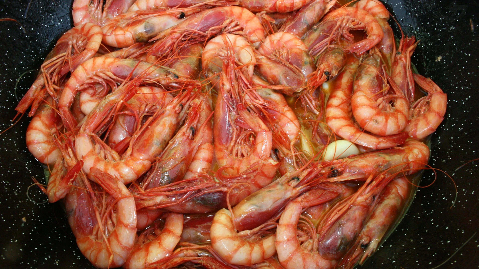 Imagen de un plato de gambas al ajillo.