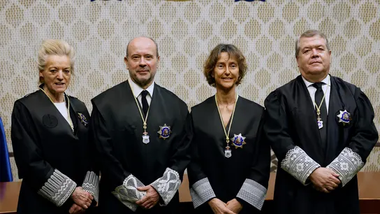 Los nuevos miembros del Tribunal Constitucional toman posesión. Los nuevos miembros del Tribunal Constitucional toman posesión.