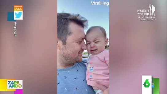 El momento en el que un bebé comienza a llorar al escuchar a un hombre cantar El momento en el que un bebé comienza a llorar al escuchar a un hombre cantar