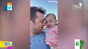 El momento en el que un bebé comienza a llorar al escuchar a un hombre cantar