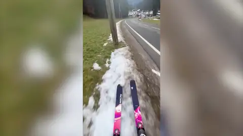 Las impactantes imágenes de Los Alpes franceses sin nieve por las altas temperaturas Las impactantes imágenes de Los Alpes franceses sin nieve por las altas temperaturas