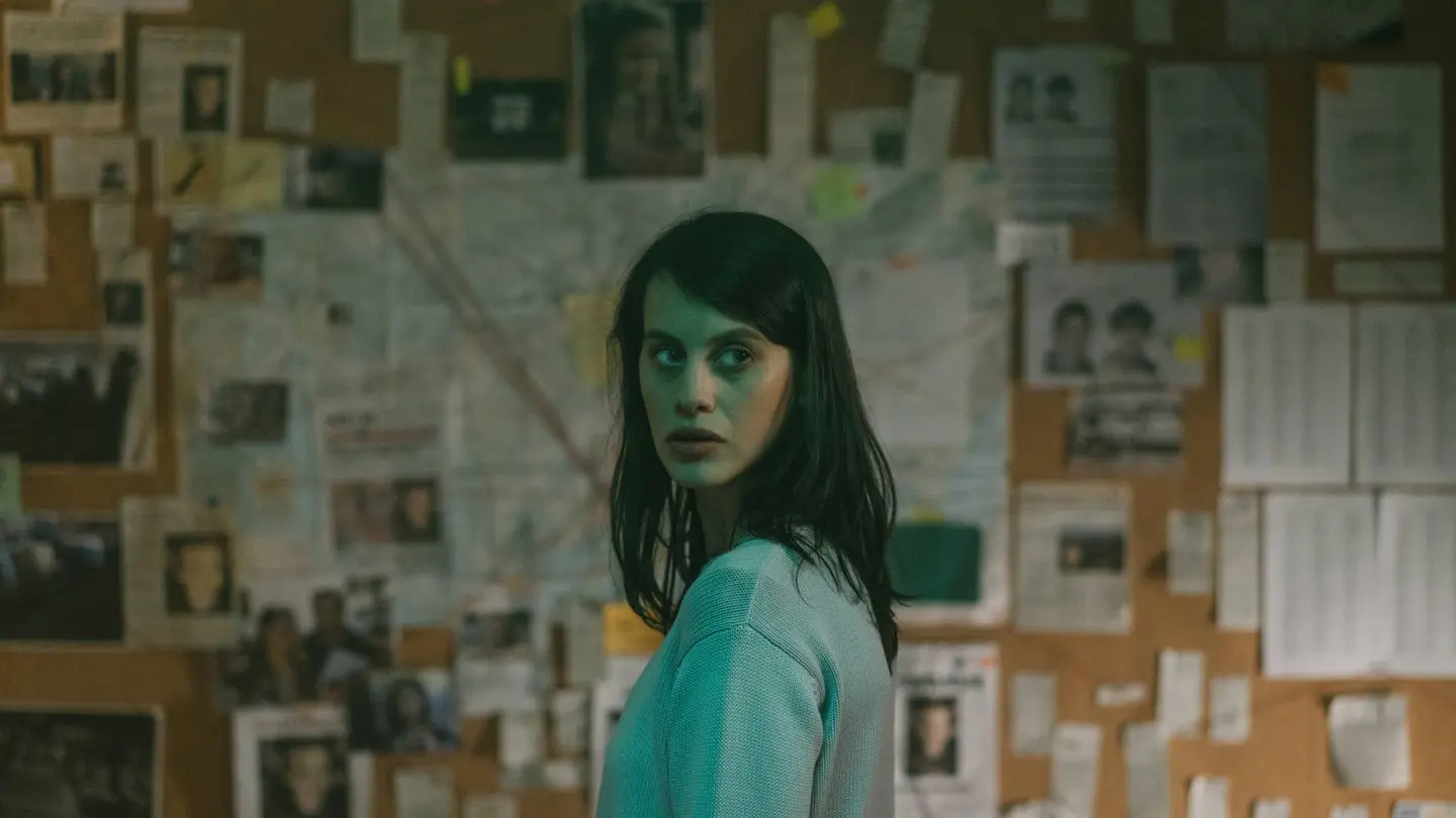 Milena Smit es Miren en 'La chica de nieve'. Milena Smit es Miren en 'La chica de nieve'.