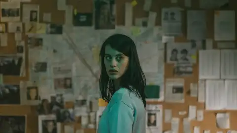 Milena Smit es Miren en 'La chica de nieve'. Milena Smit es Miren en 'La chica de nieve'.