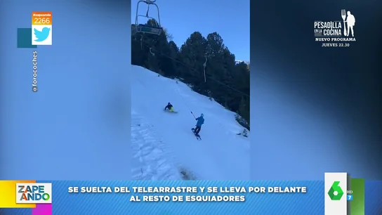 El momento en el que un esquiador se suelta del telearrastre y se lleva por delante al resto de esquiadores El momento en el que un esquiador se suelta del telearrastre y se lleva por delante al resto de esquiadores