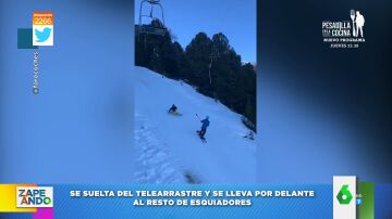 El momento en el que un esquiador se suelta del telearrastre y se lleva por delante al resto de esquiadores 