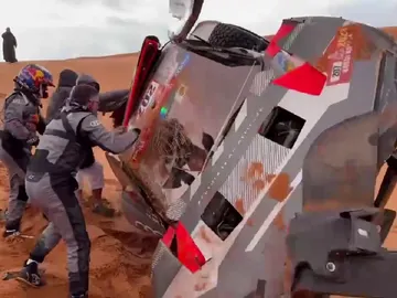 Carlos Sainz vuelca, es trasladado en en helicóptero y pide volver Carlos Sainz vuelca, es trasladado en en helicóptero y pide volver