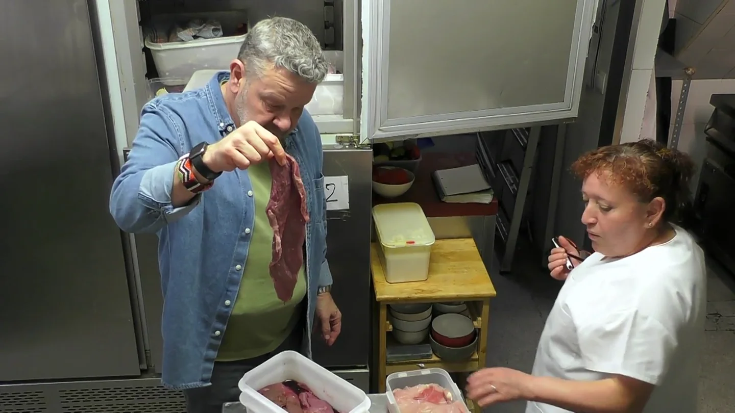 La cocinera de Magalia, sobre la suciedad de su cocina: "No sé cómo no hemos cogido el coronavirus" La cocinera de Magalia, sobre la suciedad de su cocina: "No sé cómo no hemos cogido el coronavirus"
