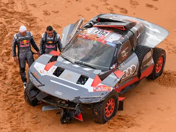 Carlos Sainz se retira del Rally Dakar por los daños en su Audi Carlos Sainz se retira del Rally Dakar por los daños en su Audi