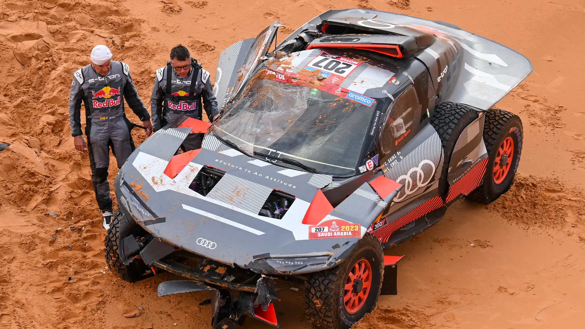 Carlos Sainz se retira del Rally Dakar por los daños en su Audi