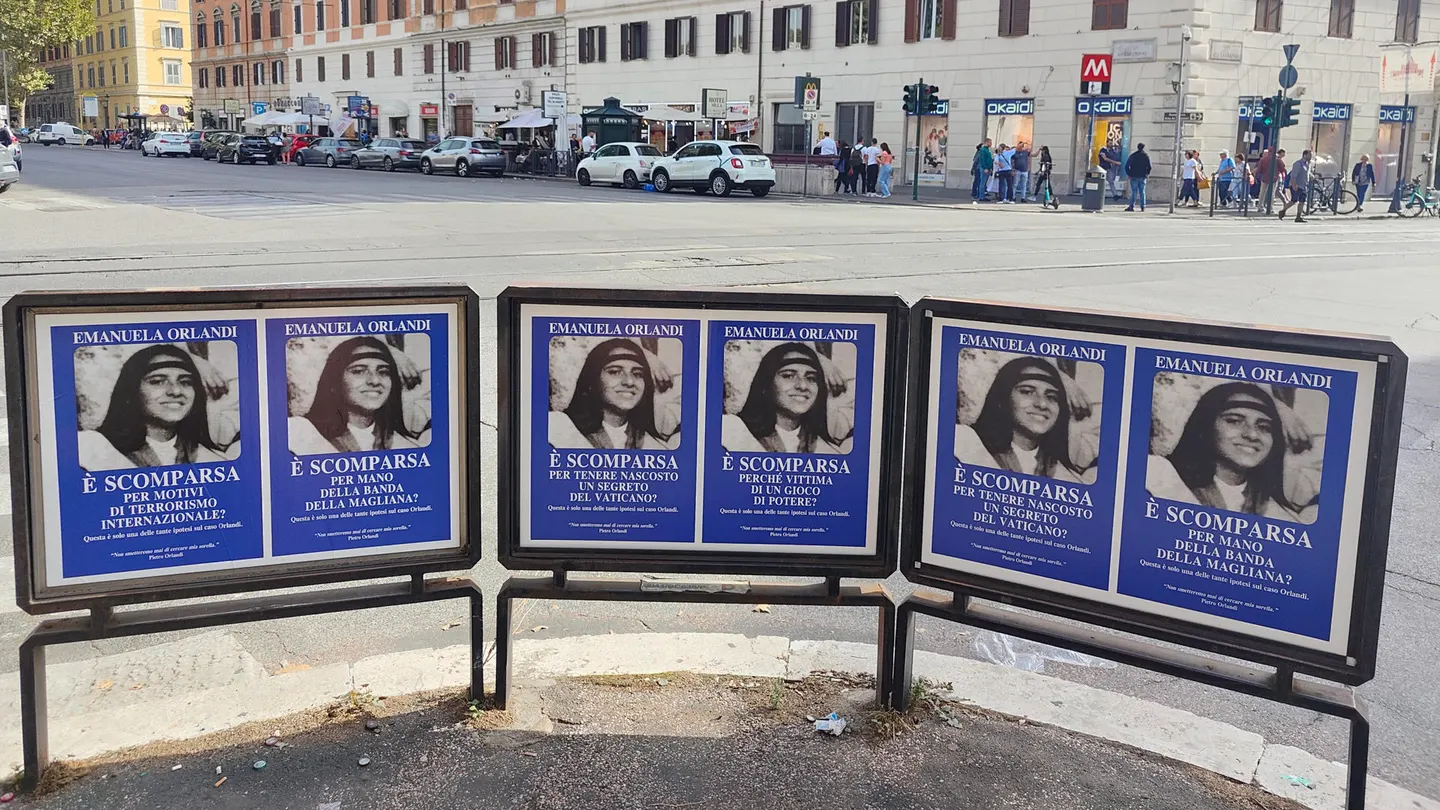 Carteles con la imagen de la niña Emanuela Orlandi, desaparecida en 1983 en Roma. Carteles con la imagen de la niña Emanuela Orlandi, desaparecida en 1983 en Roma.