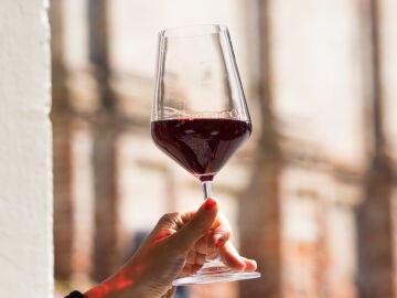 Imagen de una copa de vino tinto