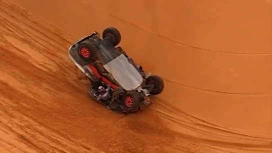 Carlos Sainz, el piloto coraje: aborta su evacuación en helicóptero para continuar la carrera Carlos Sainz, el piloto coraje: aborta su evacuación en helicóptero para continuar la carrera