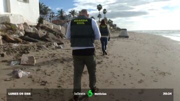 Encuentran un cadáver sin cabeza ni manos flotando en una playa de Marbella