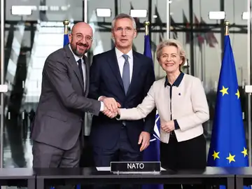 El presidente del Consejo Europeo, Charles Michel, el secretario general de la OTAN, Jens Stoltenberg, y la presidenta de la Comisión Europea, Ursula von der Leyen.