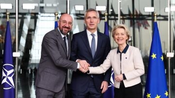 El presidente del Consejo Europeo, Charles Michel, el secretario general de la OTAN, Jens Stoltenberg, y la presidenta de la Comisión Europea, Ursula von der Leyen.