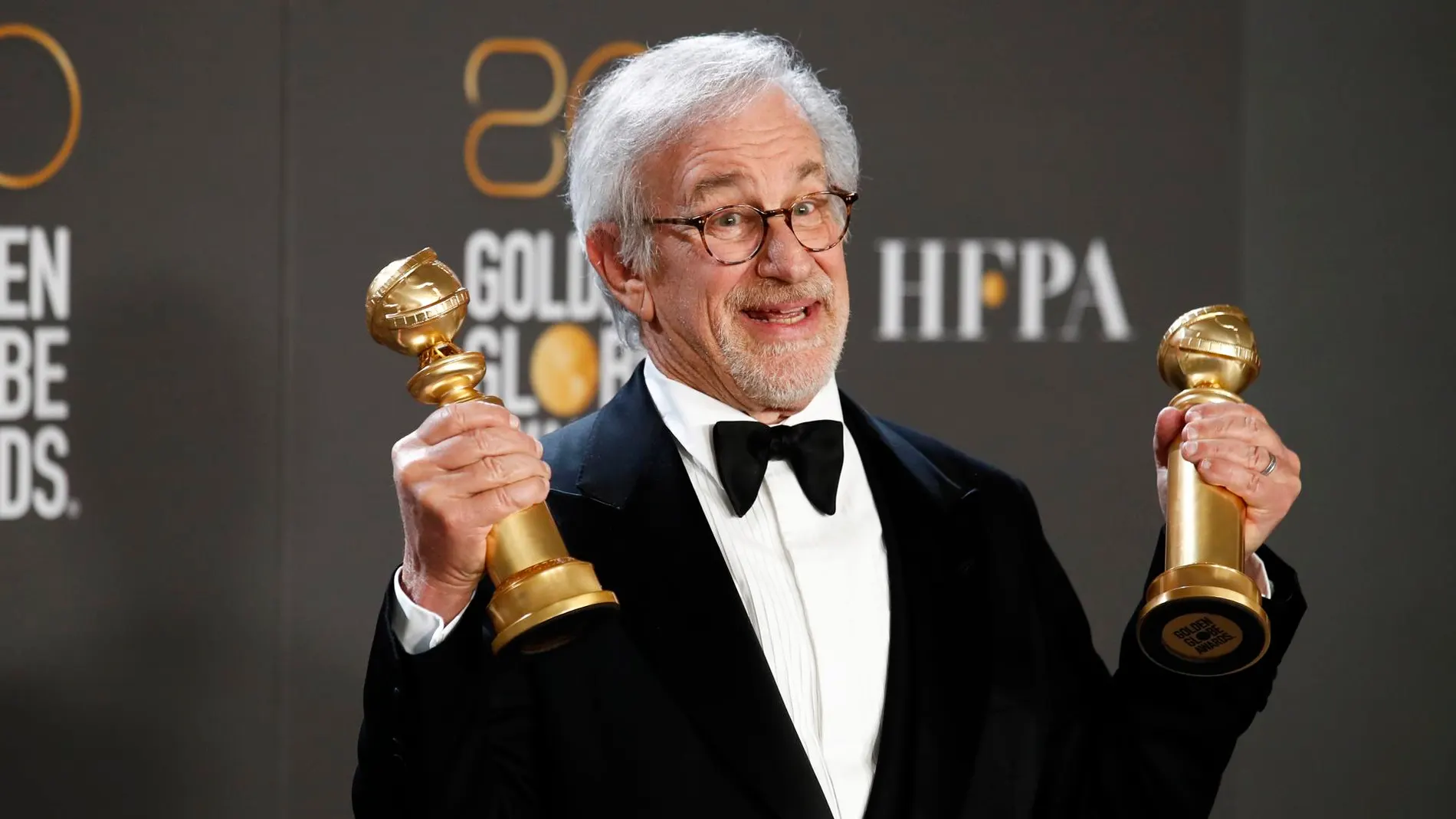 Steven Spielberg posa con sus dos Globos de oro por la película autobiográfica &#39;Los Fabelman&#39;.