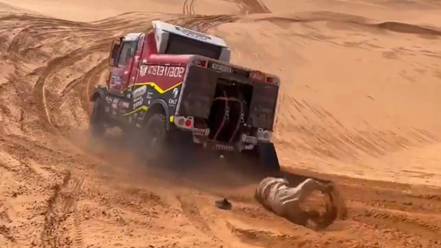 El piloto checo Ales Loprais atropella a un espectador italiano de 69 años en el Dakar El piloto checo Ales Loprais atropella a un espectador italiano de 69 años en el Dakar