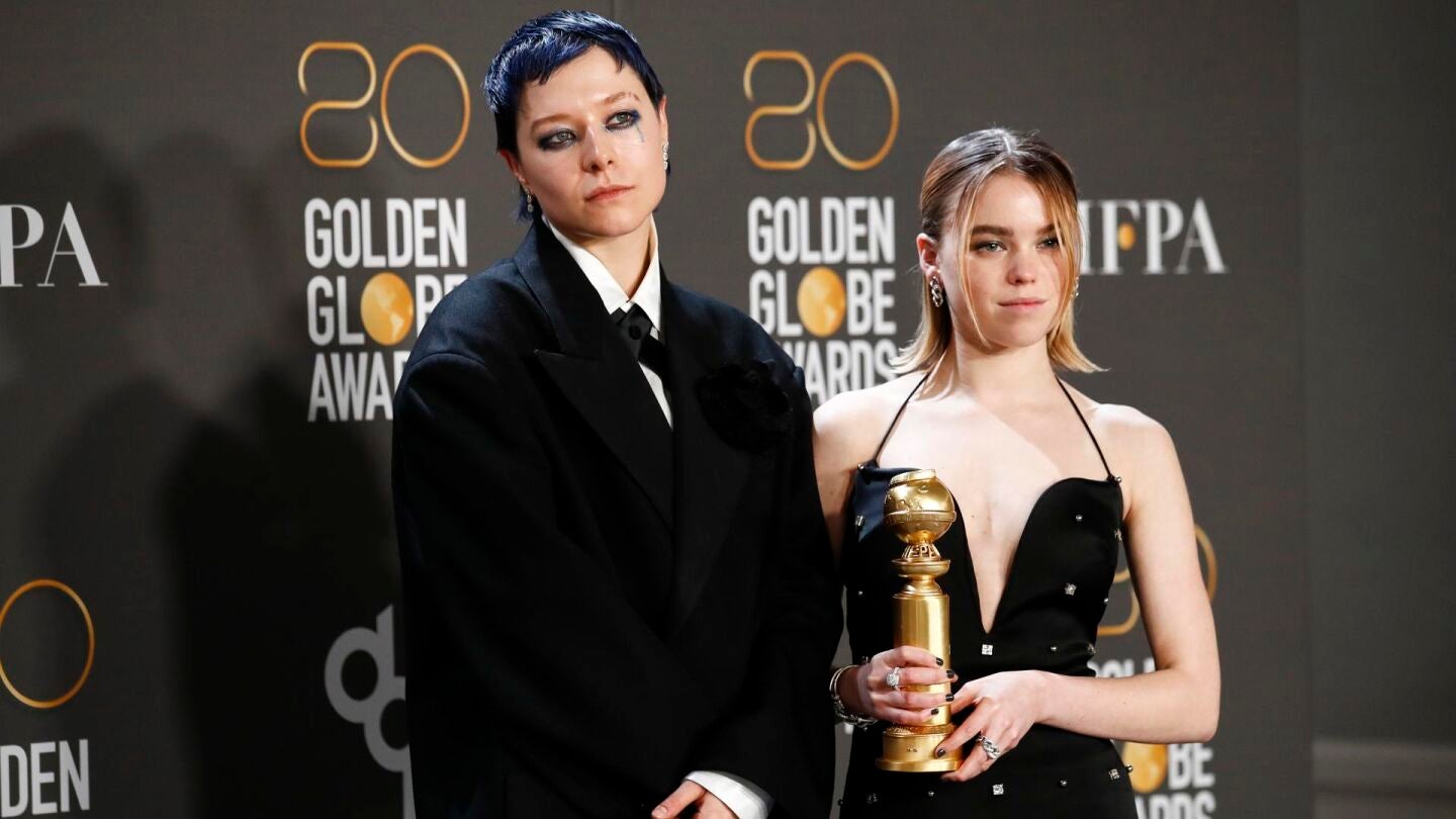 Emma D'Arcy y Milly Alcock, protagonistas de 'La casa del drag&oacute;n' posan con el Globo de Oro a mejor serie dram&aacute;tica.