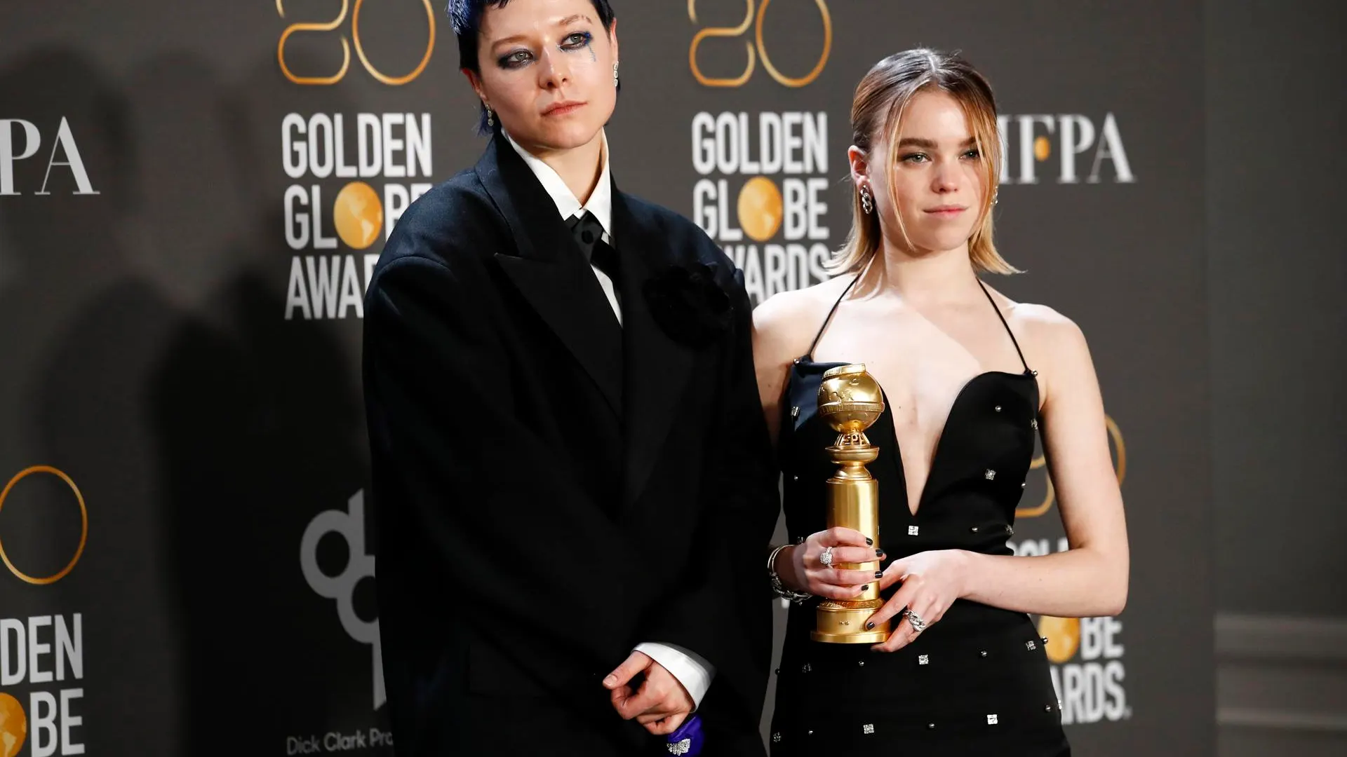 Emma D'Arcy y Milly Alcock, protagonistas de 'La casa del dragón' posan con el Globo de Oro a mejor serie dramática.