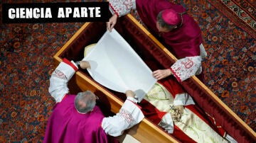 ¿Qué simbolizan los materiales de los tres ataúdes del papa?