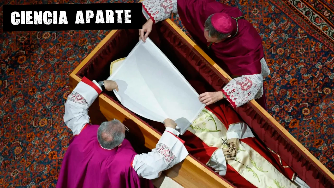 ¿Qué simbolizan los materiales de los tres ataúdes del papa?