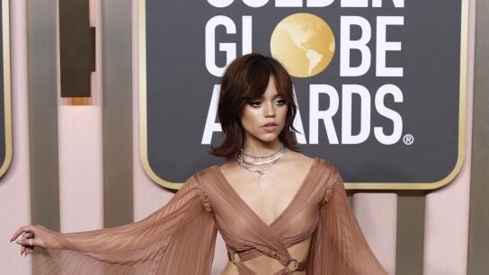 Jenna Ortega sorprende en la alfombra roja de los Globos de Oro 2023.