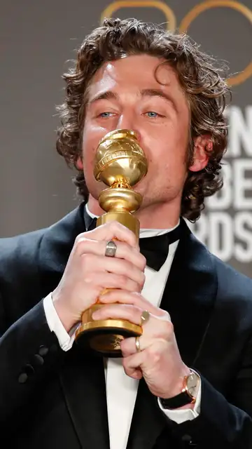 Jeremy Allen White besa su Globo de oro por el papel de Carmy en la serie de Disney+, 'The Bear'. Jeremy Allen White besa su Globo de oro por el papel de Carmy en la serie de Disney+, 'The Bear'.